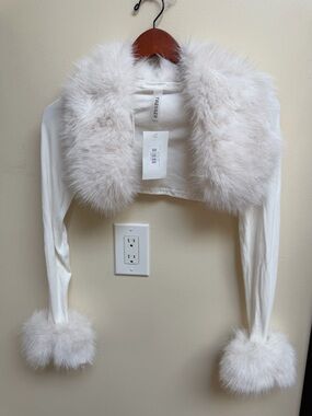 Tresser Cream Faux Fur Collar & Cuff Shrug